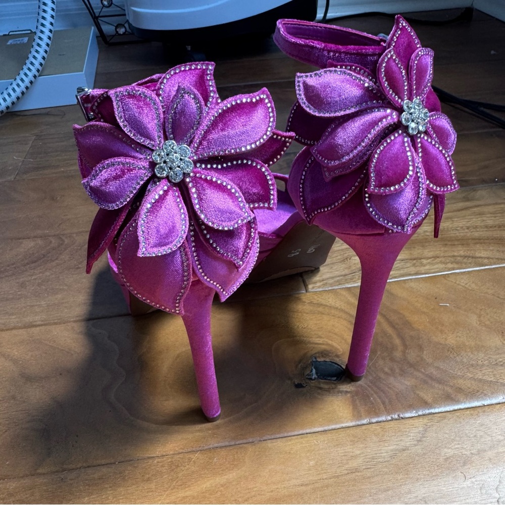 NWT Gianni Bini Karmello Velvet Flower Ankle Strap Platform Dress Sandals Sz 8,5 - Picture 8 of 8